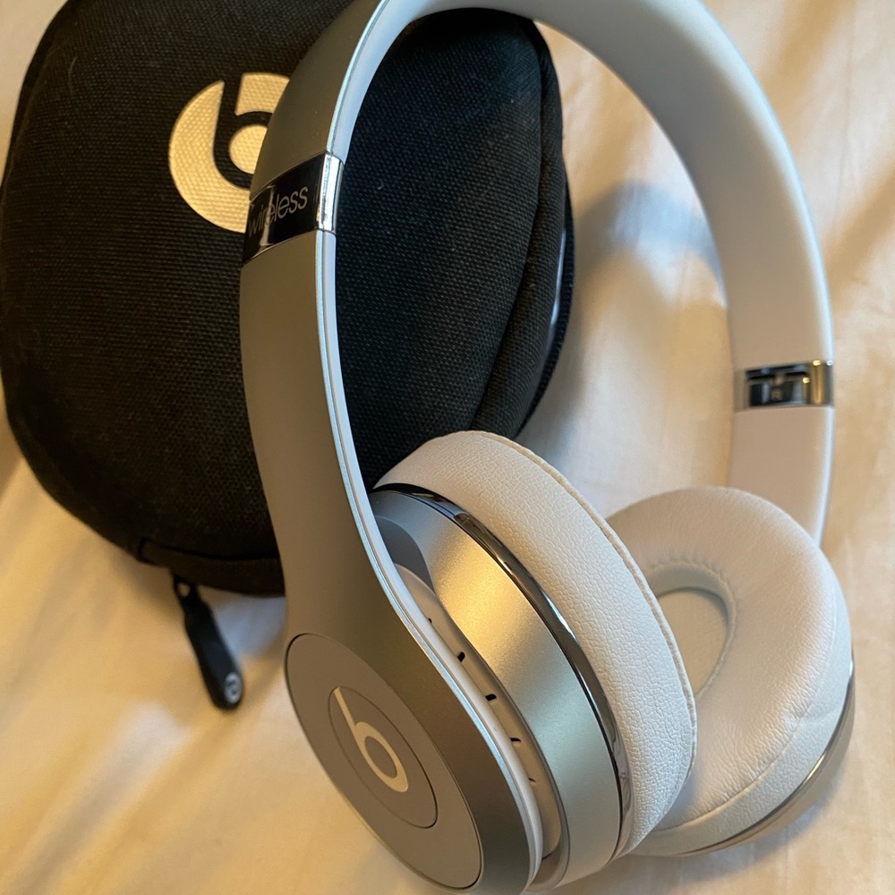 Beats Solo3 Wireless Headphones - never used
